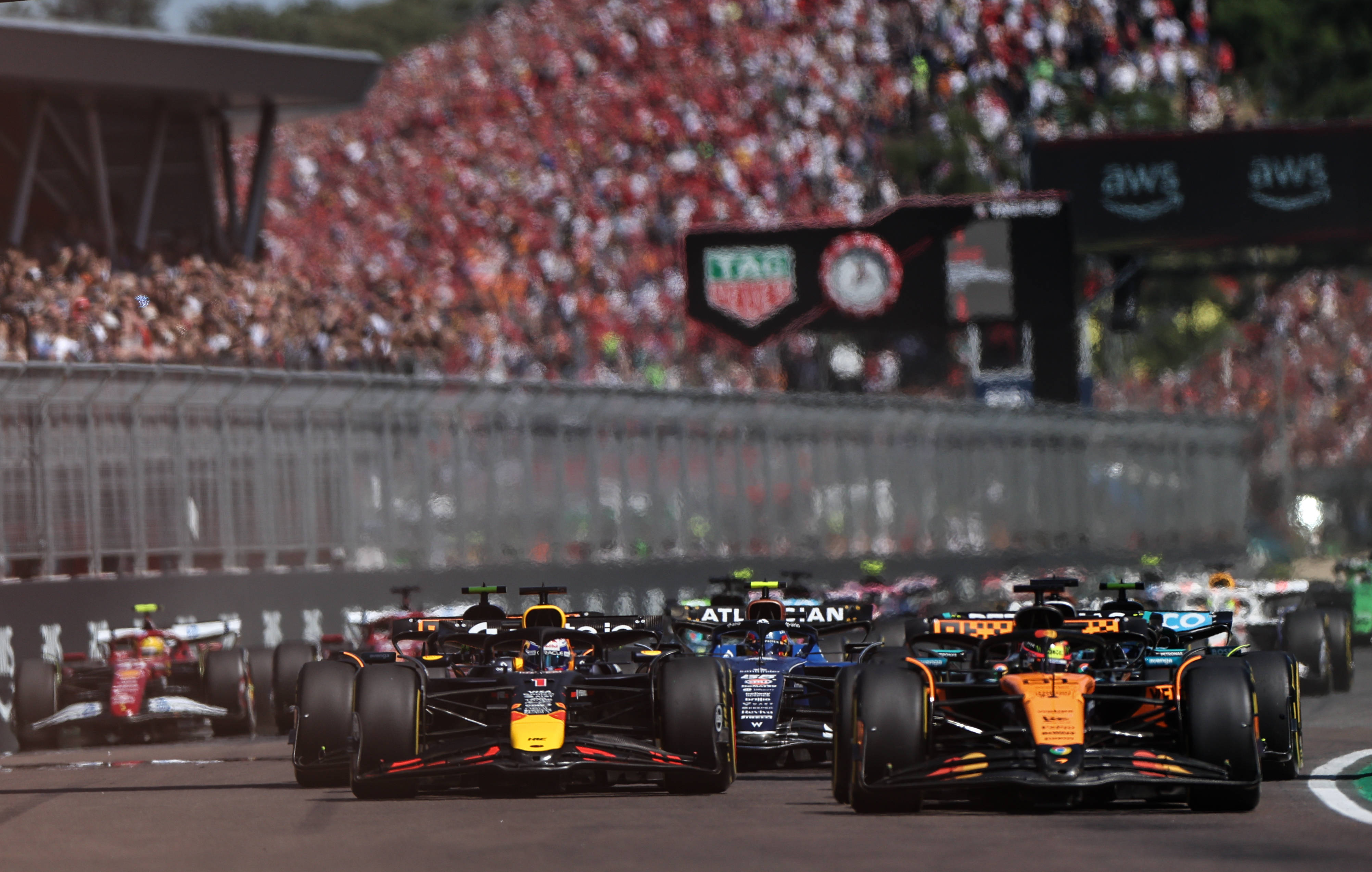 雷诺车队横扫红牛二队，皮亚斯特里惊艳四座